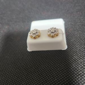 0.17 CTW Floral Diamond Cluster Stud Earrings